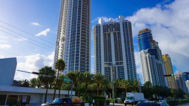 Miami, ABD - 24 Nisan 2022: Miami, Usa 'da palmiye ağaçları olan modern apartmanlar
