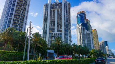Miami, ABD - 24 Nisan 2022: Miami, Usa 'da palmiye ağaçları olan modern apartmanlar