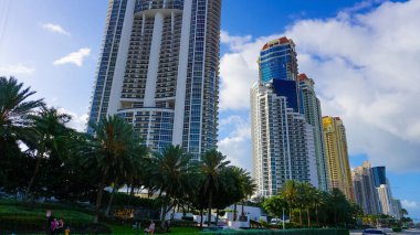 Miami, ABD - 24 Nisan 2022: Miami, Usa 'da palmiye ağaçları olan modern apartmanlar