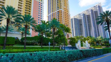 Miami, ABD - 24 Nisan 2022: Miami, Usa 'da palmiye ağaçları olan modern apartmanlar