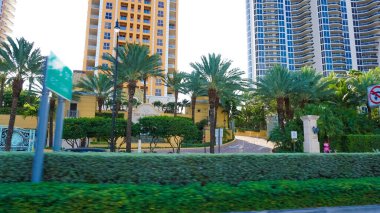 Miami, ABD - 24 Nisan 2022: Miami, Usa 'da palmiye ağaçları olan modern apartmanlar