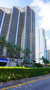 Miami, ABD - 24 Nisan 2022: Miami, Usa 'da palmiye ağaçları olan modern apartmanlar