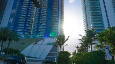 Miami, ABD - 24 Nisan 2022: Miami, Usa 'da palmiye ağaçları olan modern apartmanlar