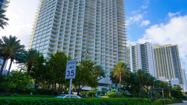 Miami, ABD - 24 Nisan 2022: Miami, Usa 'da palmiye ağaçları olan modern apartmanlar