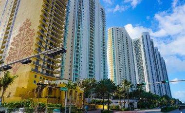 Miami, ABD - 24 Nisan 2022: Miami, Usa 'da palmiye ağaçları olan modern apartmanlar