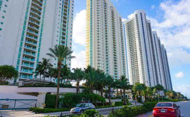 Miami, ABD - 24 Nisan 2022: Miami, Usa 'da palmiye ağaçları olan modern apartmanlar