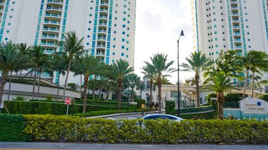 Miami, ABD - 24 Nisan 2022: Miami, Usa 'da palmiye ağaçları olan modern apartmanlar