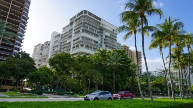 Miami, ABD - 24 Nisan 2022: Miami, Usa 'da palmiye ağaçları olan modern apartmanlar