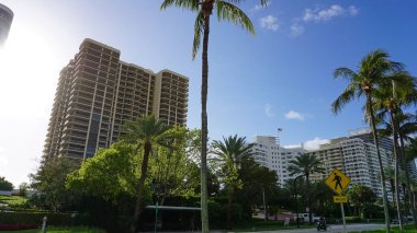 Miami, ABD - 24 Nisan 2022: Miami, Usa 'da palmiye ağaçları olan modern apartmanlar