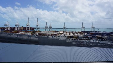 Miami, ABD - 23 Nisan 2022: ABD 'nin en büyük kargo limanlarından biri olan Miami Limanı' ndaki birçok konteynır.