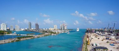 Miami, ABD - 23 Nisan 2022: ABD 'nin en büyük kargo limanlarından biri olan Miami Limanı' ndaki birçok konteynır.