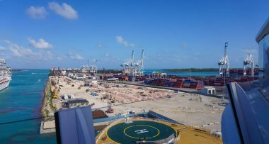 Miami, ABD - 23 Nisan 2022: ABD 'nin en büyük kargo limanlarından biri olan Miami Limanı' ndaki birçok konteynır.