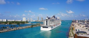 Miami, ABD - 29 Nisan 2022: MSC Sahil Yolcu Gemisi Miami 'den bir haftalık Karayip yolculuğuna hazırlanıyor