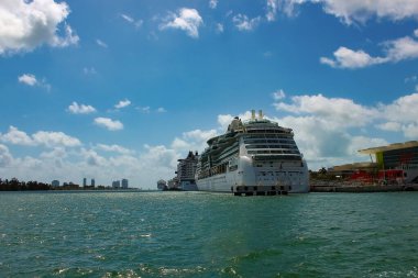 Miami, Florida, ABD - 23 Nisan 2022 Yolcu gemileriyle Miami Limanı. Miami, ABD 'de yolcu gemileri için büyük bir limandır..
