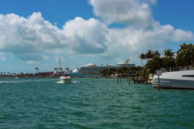 Miami, ABD - 23 Nisan 2022: Miami, Florida ABD 'deki Bayside Marina' da lüks yatlar