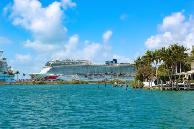 Miami, Florida, ABD - 23 Nisan 2022 Norveçli yolcu gemileriyle Miami Limanı. Miami, ABD 'de yolcu gemileri için büyük bir limandır..