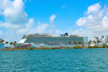 Miami, Florida, ABD - 23 Nisan 2022 Norveçli yolcu gemileriyle Miami Limanı. Miami, ABD 'de yolcu gemileri için büyük bir limandır..