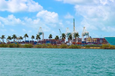 Miami, ABD - 23 Nisan 2022: ABD 'nin en büyük kargo limanlarından biri olan Miami Limanı' ndaki birçok konteynır.