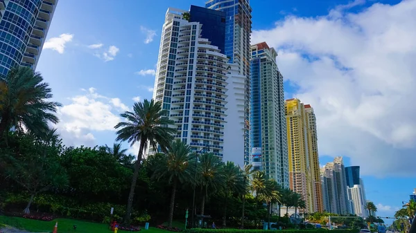 Miami, ABD - 24 Nisan 2022: Miami, Usa 'da palmiye ağaçları olan modern apartmanlar