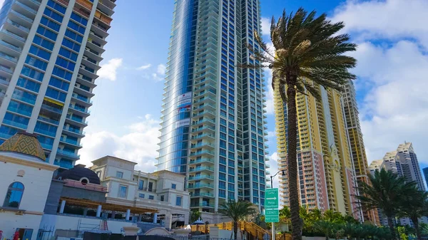 Miami Usa April 2022 Modern Apartment Buildings Palm Trees Avenue — 스톡 사진