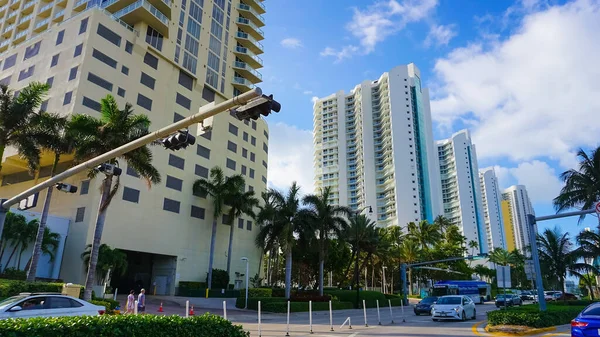 Miami, ABD - 24 Nisan 2022: Miami, Usa 'da palmiye ağaçları olan modern apartmanlar