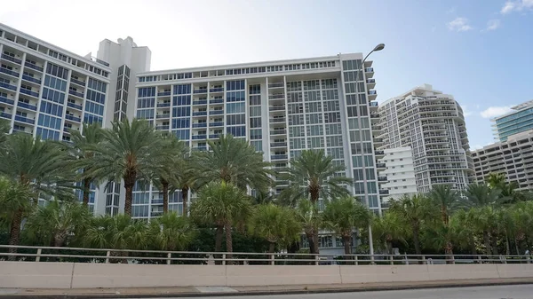Miami, ABD - 24 Nisan 2022: Miami, Usa 'da palmiye ağaçları olan modern apartmanlar