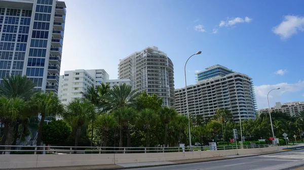 Miami Usa Kwietnia 2022 Nowoczesne Budynki Mieszkalne Palmami Przy Avenue — Zdjęcie stockowe