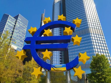 Frankfurt, Almanya - 24 Nisan 2022: Frankfurt ve Ukrayna bayraklarındaki modern ofis kuleleri arasında bir parkta Avrupa işaret heykeli - Ukrayna ve Avrupa konsepti