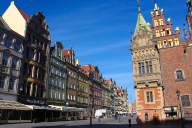 Wroclaw, Polonya - 17 Nisan 2022: Polonya 'daki Wroclaw Meydanı' nın merkezinde saati olan eski belediye binası