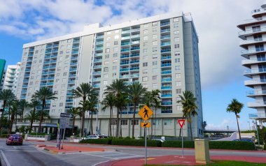 Miami, ABD - 24 Nisan 2022: Miami, Usa 'da palmiye ağaçları olan modern apartmanlar