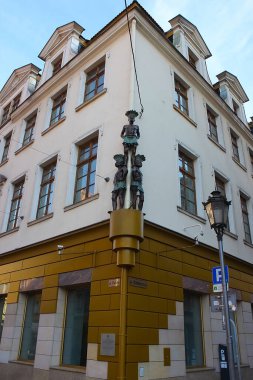 Wroclaw, Polonya - 17 Nisan 2022: Polonya 'daki Wroclaw Meydanı' nın merkezindeki eski bina