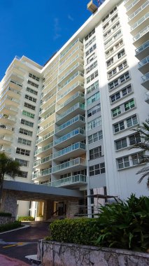 Miami, ABD - 24 Nisan 2022: Miami, Usa 'da palmiye ağaçları olan modern apartmanlar