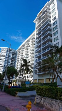 Miami, ABD - 24 Nisan 2022: Miami, Usa 'da palmiye ağaçları olan modern apartmanlar