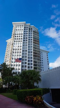 Miami, ABD - 24 Nisan 2022: Miami, Usa 'da palmiye ağaçları olan modern apartmanlar