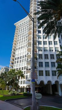 Miami, ABD - 24 Nisan 2022: Miami, Usa 'da palmiye ağaçları olan modern apartmanlar