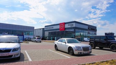 Khmelnitsky, Ukrayna - 07 Temmuz 2022: Çok uluslu otomobil şirketi Nissan