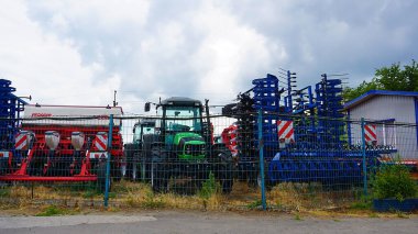 Ternopil, Ukrayna - 07 Temmuz 2022: Büyük disk saban veya harrow, traktörlerin tarlaları sürmesi için çekiliyor, gökyüzüne karşı