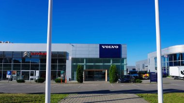Ternopil, Ukrayna - 07 Temmuz 2022: Bulutlu bir gökyüzü önünde VOLVO markasının reklam işareti