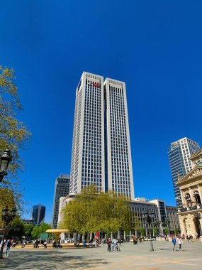 Frankfurt am Main, Almanya - 10 Mayıs 2022: Frankfurt şehir merkezindeki gökdelenler