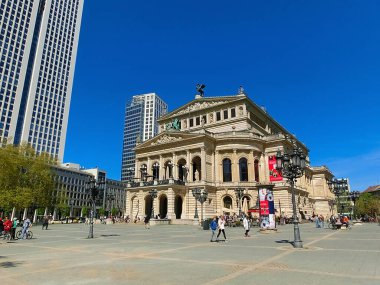 Frankfurt am Main, Almanya - 10 Mayıs 2022: Frankfurt 'taki orijinal opera binası şu anda Frankfurt am Main, Almanya' da bir konser salonu ve eski bir opera binasıdır..