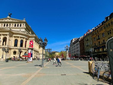 Frankfurt am Main, Almanya - 10 Mayıs 2022: Frankfurt 'taki orijinal opera binası şu anda Frankfurt am Main, Almanya' da bir konser salonu ve eski bir opera binasıdır..