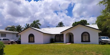 Fort Lauderdale, Florida, ABD - 08 Mayıs 2022: Tipik apartman, Fort Lauderdale 'de yolu olan binalar.