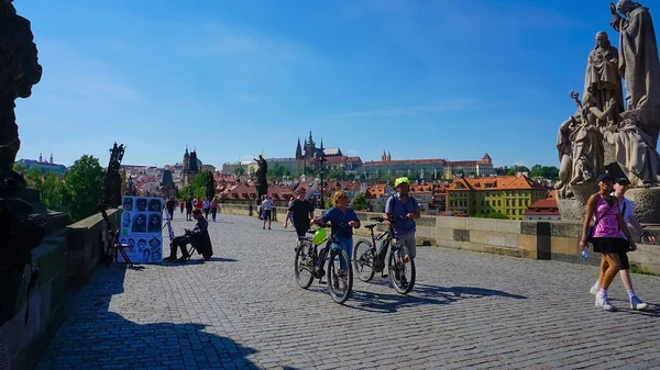 Prague Czech Republic May 2022 People Walking Historic Charles Bridge — Foto de Stock