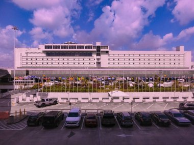 Miami, Florida, ABD - 7 Mayıs 2022: Miami, Florida, ABD 'deki Miami Havalimanı' nın bazı rıhtımlarını birçok yolcu indirme ve bindirme uçağı ile göstermektedir.