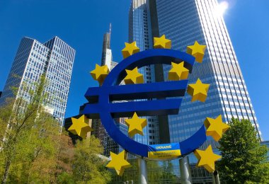Frankfurt, Almanya - 20 Nisan 2022: Frankfurt ve Ukrayna bayraklarındaki modern ofis kuleleri arasında bir parkta Avrupa işareti heykeli - Ukrayna ve Avrupa konsepti