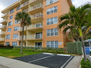 Lauderdale-By-the-Sea, Florida, ABD - 08 Mayıs 2022: Florida sahilinde tipik bir daire veya otel. ABD 'de palmiyeleri olan tropik plaj..