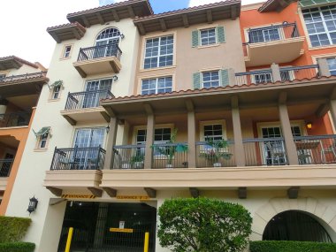 Lauderdale-By-the-Sea, Florida, ABD - 08 Mayıs 2022: Florida sahilinde tipik bir daire veya otel. ABD 'de palmiyeleri olan tropik plaj..