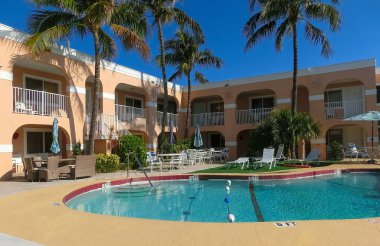 Lauderdale-By-the-Sea, Florida, ABD - 08 Mayıs 2022: Florida sahilinde tipik bir daire veya otel. ABD 'de palmiyeleri olan tropik plaj..