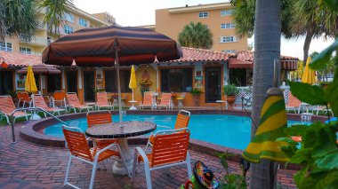 Lauderdale-By-the-Sea, Florida, ABD - 08 Mayıs 2022: Florida sahilinde tipik bir daire veya otel. ABD 'de palmiyeleri olan tropik plaj..