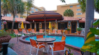 Lauderdale-By-the-Sea, Florida, ABD - 08 Mayıs 2022: Florida sahilinde tipik bir daire veya otel. ABD 'de palmiyeleri olan tropik plaj..